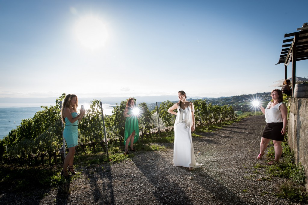 photo de groupe, Mélanie et Jérôme ont célébré leur mariage dans les vignes du lavaux