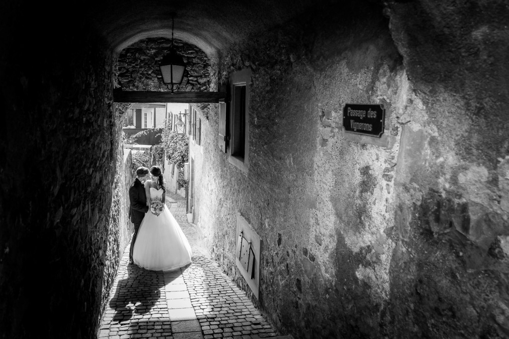 photo de couple, tatiana et chris ont célébré leur mariage en octobre au château d'oron puis à la salle del castillo à vevey