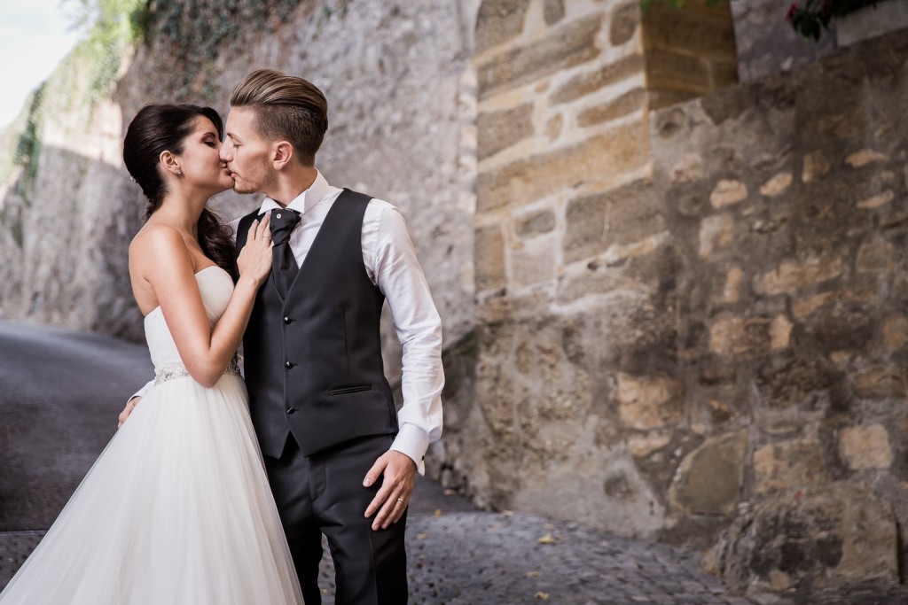 photo de couple, tatiana et chris ont célébré leur mariage en octobre au château d'oron puis à la salle del castillo à vevey