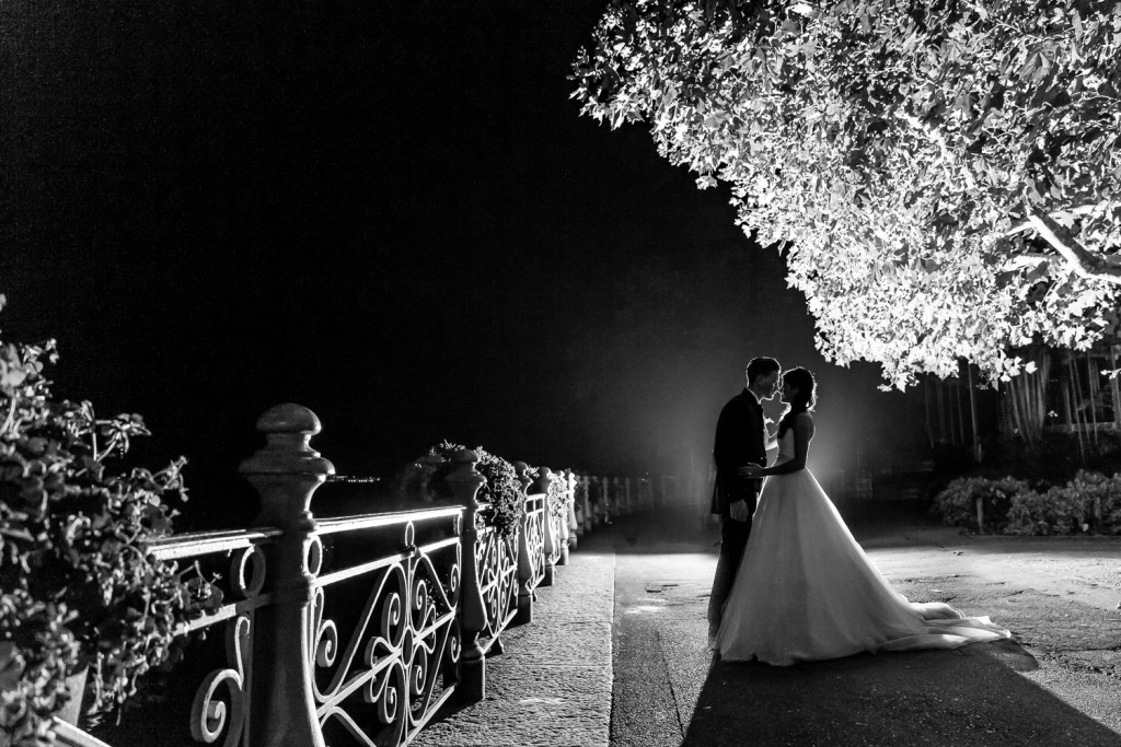 photo de couple de nuit, tatiana et chris ont célébré leur mariage en octobre au château d'oron puis à la salle del castillo à vevey