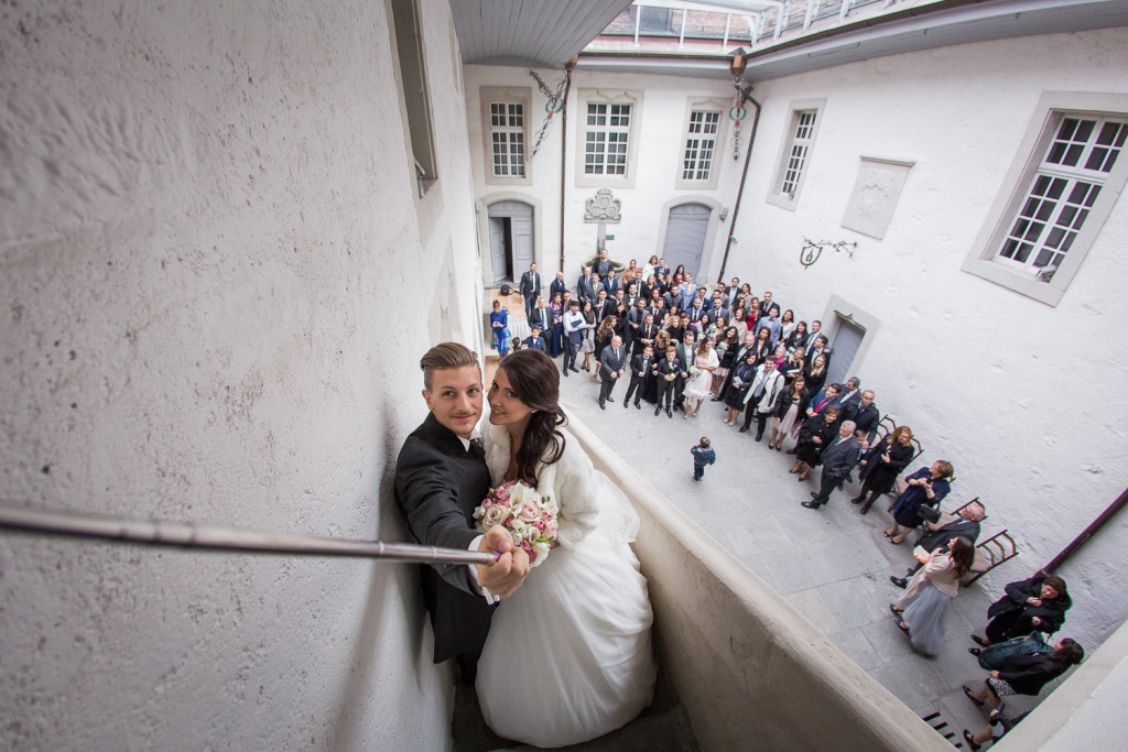 photo de groupe décalée, tatiana et chris ont célébré leur mariage en octobre au château d'oron puis à la salle del castillo à vevey