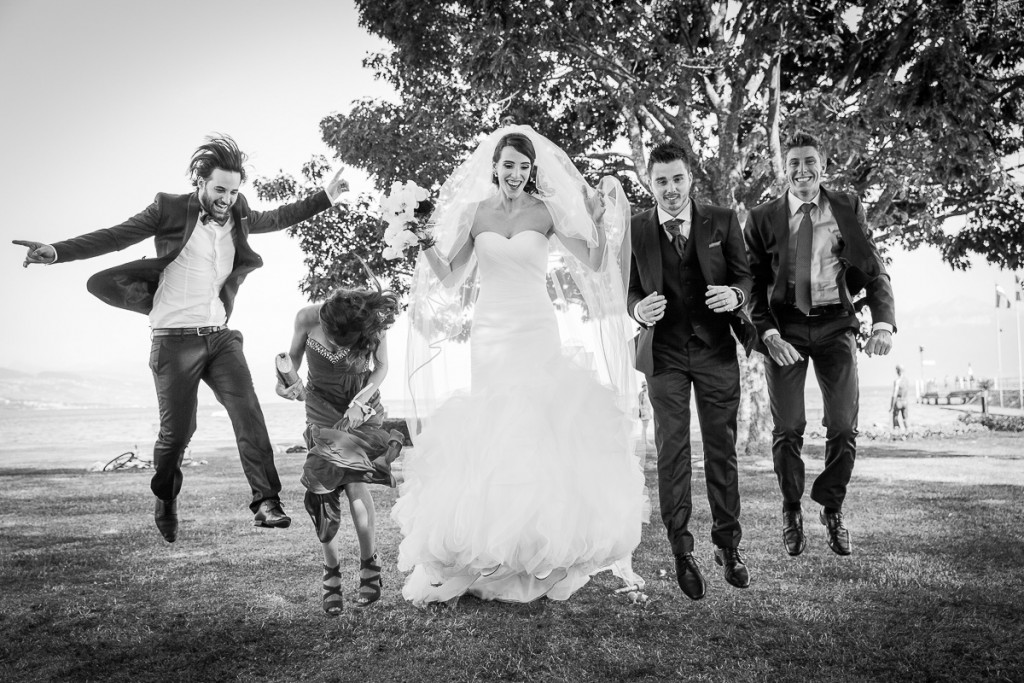 photo de groupe lors d'un superbe mariage à la porte des iris en suisse