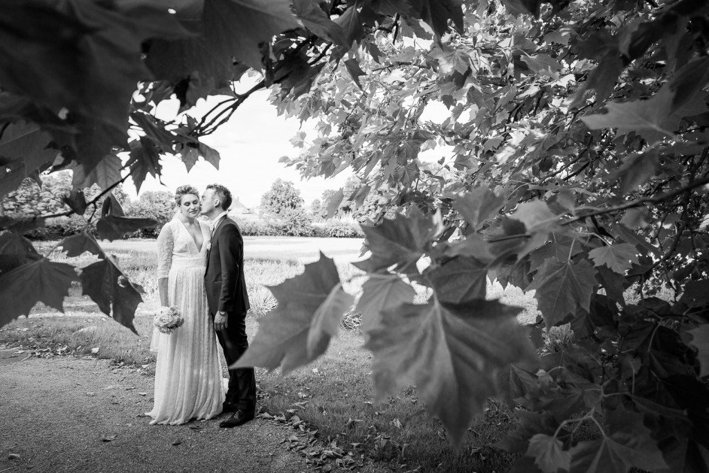 Photos de couple, Livio et Delphine ont célébré leur mariage aux portes des iris