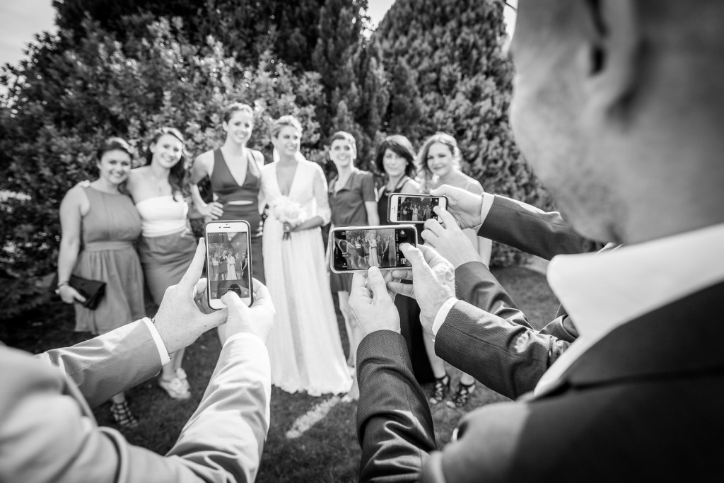photo de groupe, Livio et Delphine ont célébré leur mariage aux portes des iris