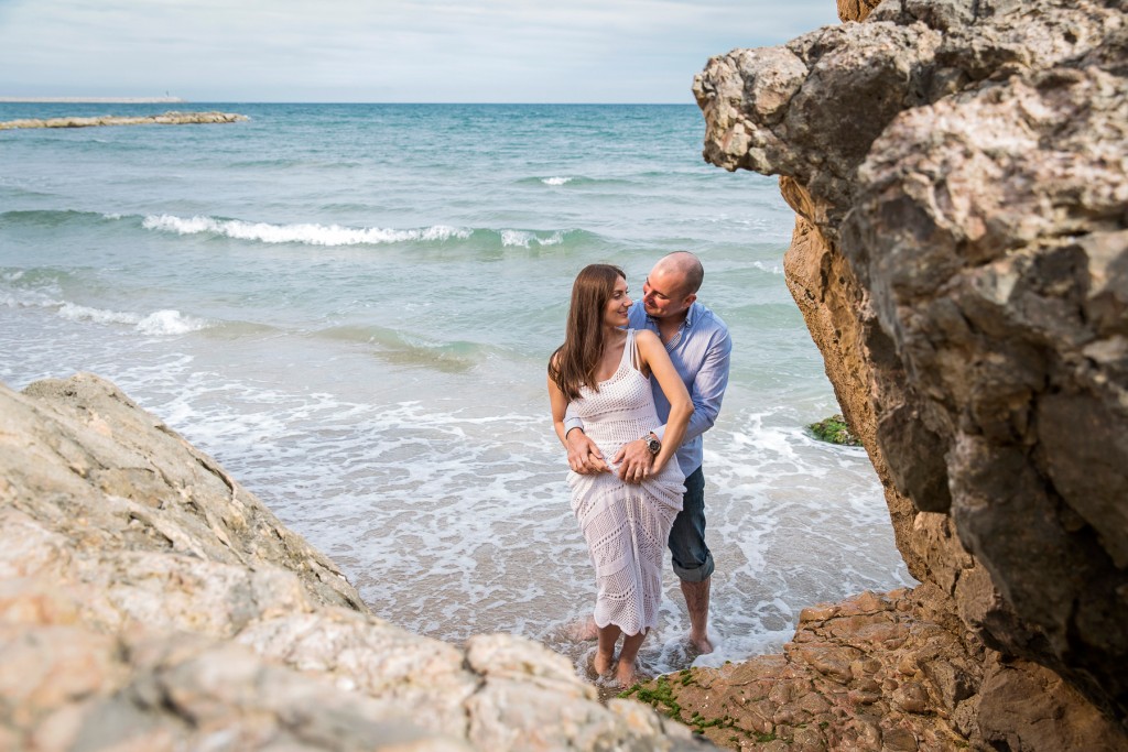 seance photo engagement au bord de mer, destination wedding en espagne, barcelone