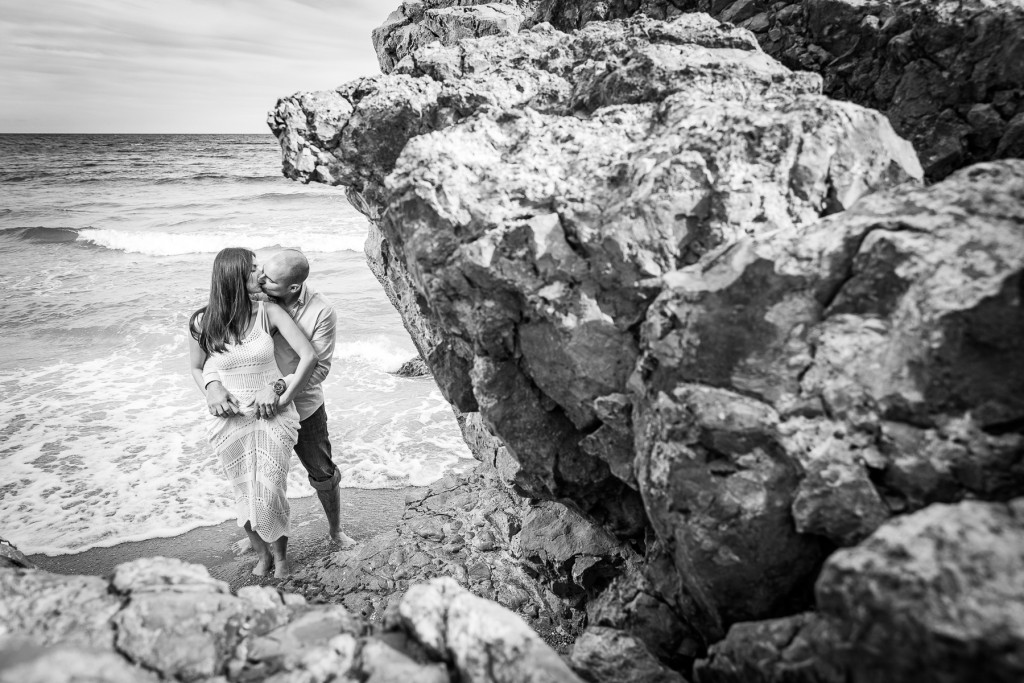seance photo engagement au bord de mer, destination wedding en espagne, barcelone